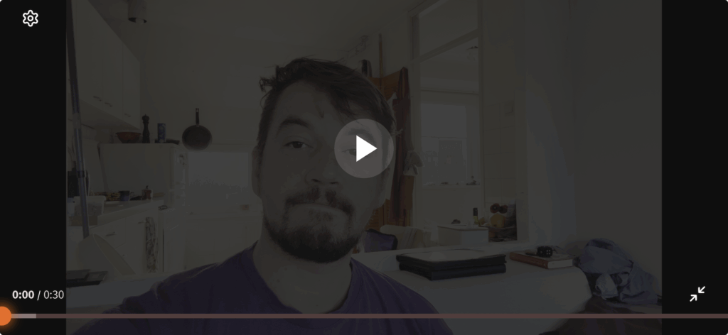 Bart die een beetje schamper de camera in kijkt